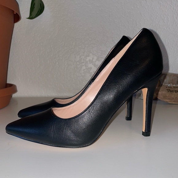 Black pumps (Almost brand new!) - Picture 3 of 8